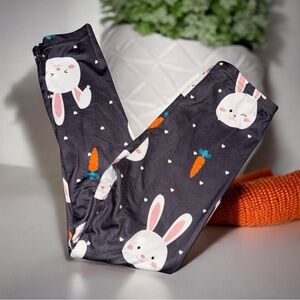 Girls Bunny leggings with white bunnies and gray background. Size 6